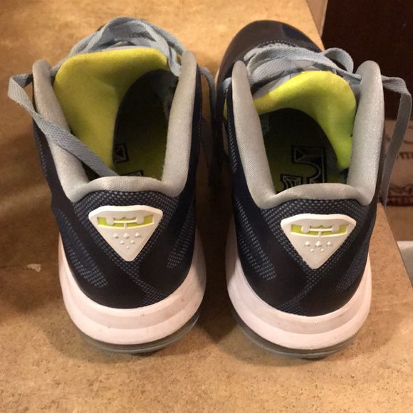 Lebron James Nike's mint condition size 9.5 men's - Picture 2 of 4